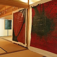 影山光希さんの油絵。迫力のある大きなキャンバスが並びました。